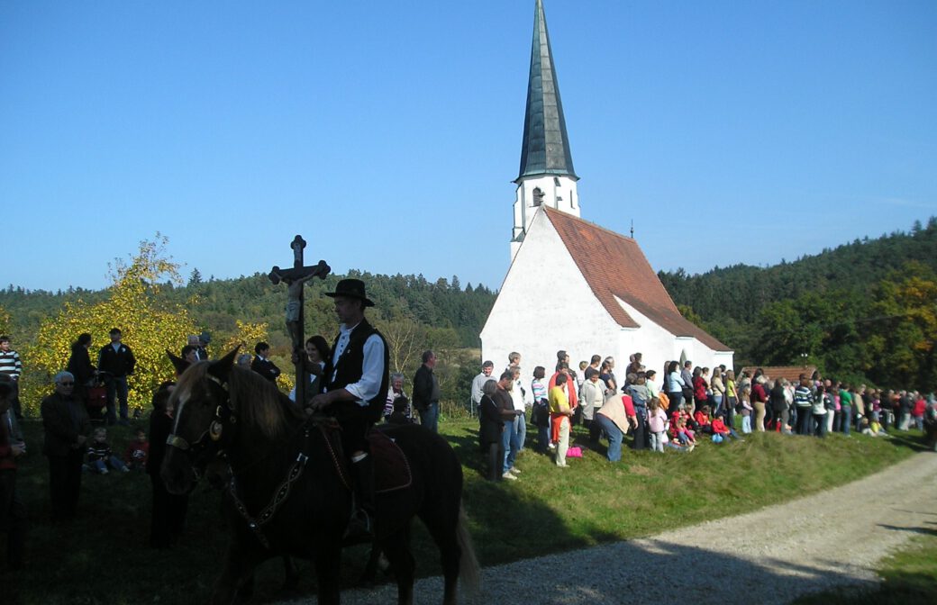 Schmücken der Wagen für den Leonhardiumzug Gartenbauverein