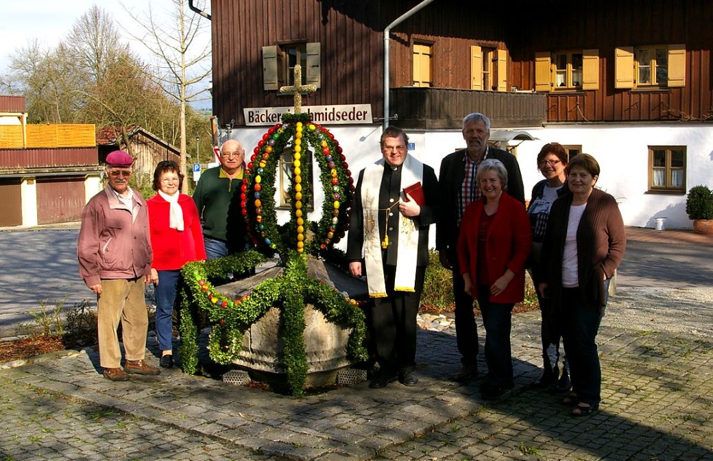 Ein Osterbrunnen ziert den Dorfplatz