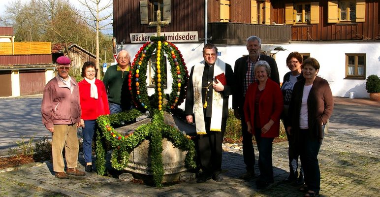 Ein Osterbrunnen ziert den Dorfplatz