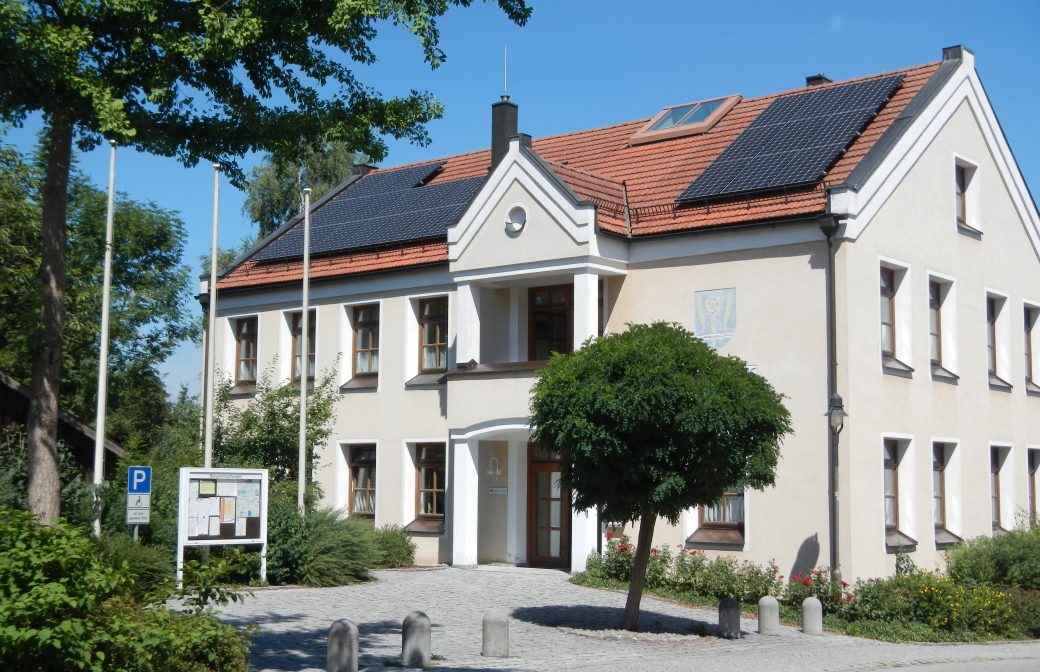 Photovoltaik-Anlage glänzt auf Rathausdach